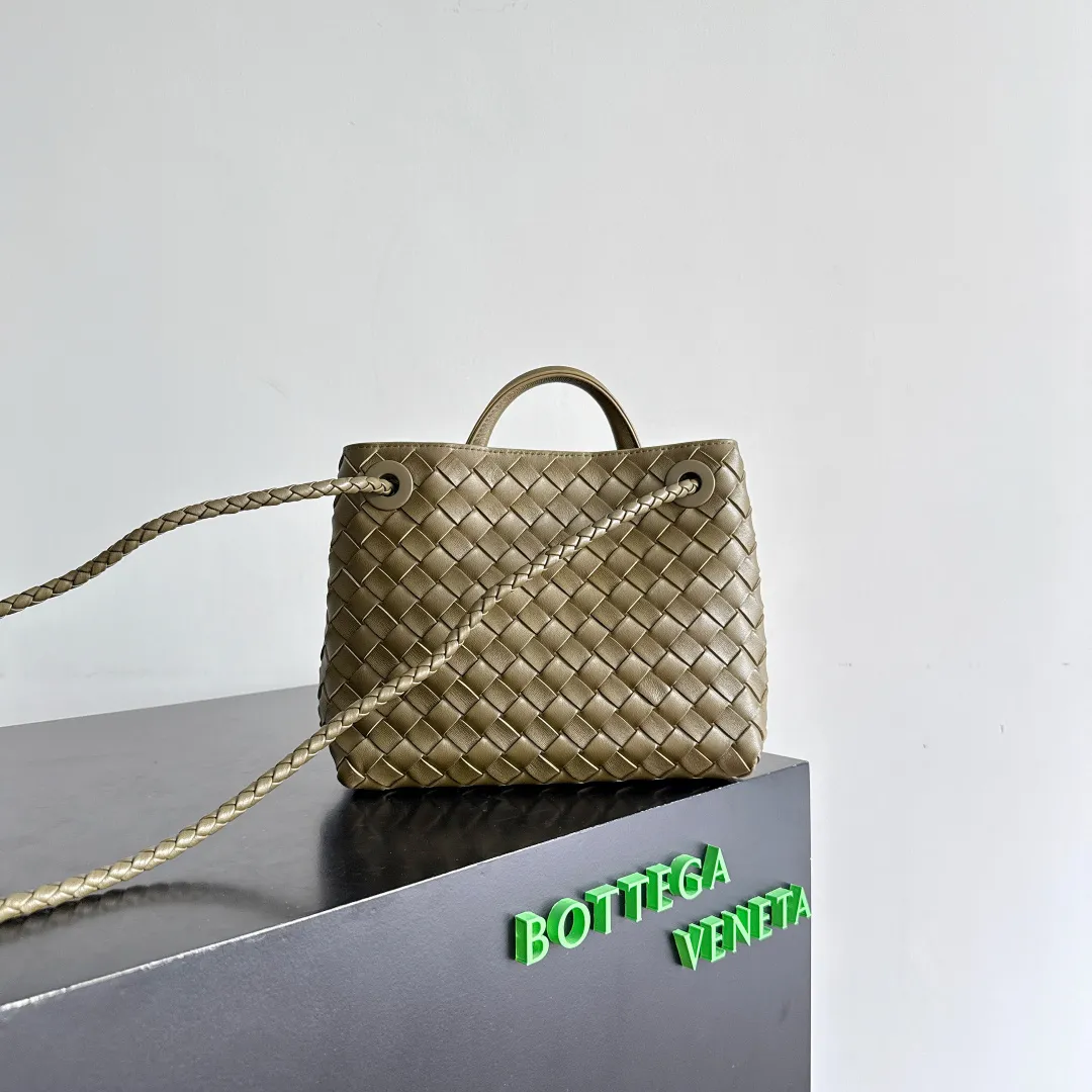 The new Andiamo batch of 3060 BV is shipped‼ ️The classic intercciato weaving process is used to create a soft bag, the metal knot is made of micro-cast aluminum using jewelry technology🪢, and the decorative beads are made of metal and hand-polished oak, allowing you to jump repeatedly between elegance and fun💃, making it unpredictable. Classic and versatile, it shows off your temperament, and the bag has a large capacity, making it very convenient for daily commuting! It has a variety of carrying methods, the shoulder straps can be adjusted by yourself, the original lambskin feels soft and delicate, and the unisex style breaks gender boundaries and brings a more practical and long-lasting use experience. The Andiamo, which has both elegant and casual styles, perfectly interprets the "fashionable old money style". Style number: 743568+wood hardware Color: earthy brown silver buckle Size: 25*22*10.5cm